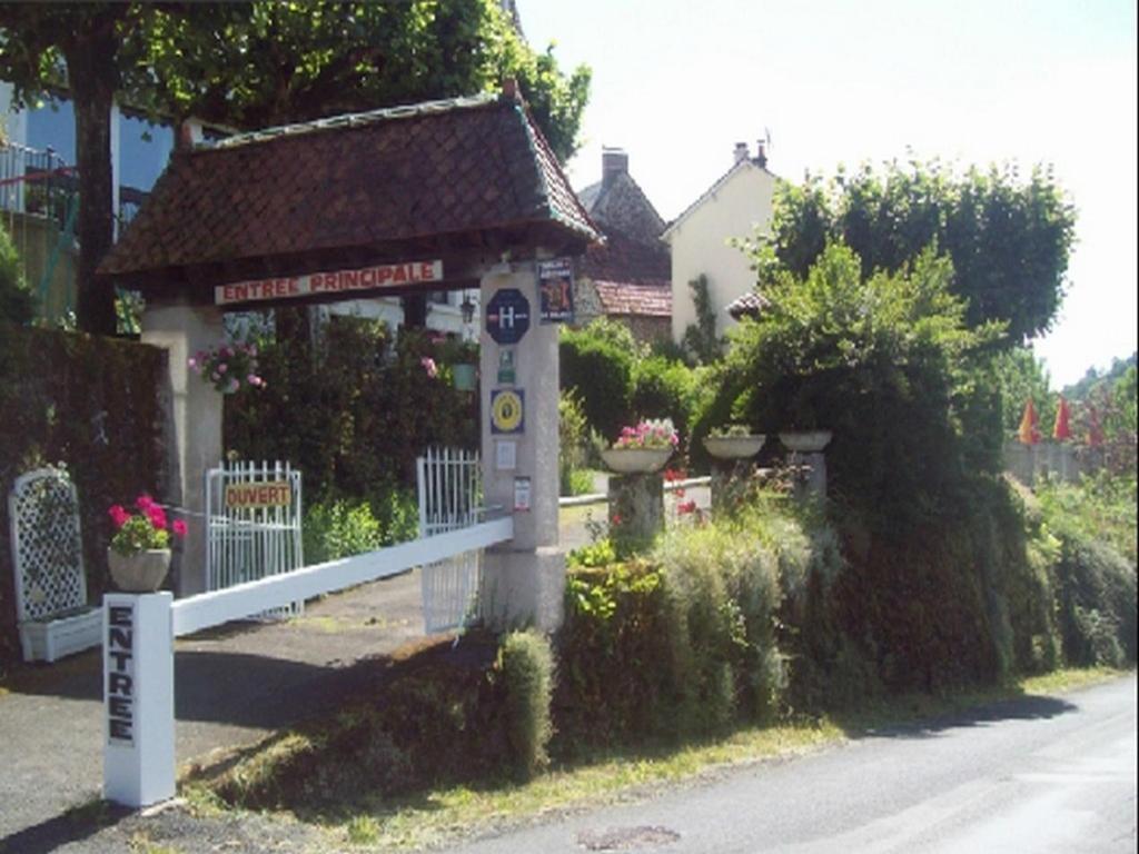 Logis Hotel Les Tilleuls Saint-Cirgues-de-Jordanne Екстериор снимка