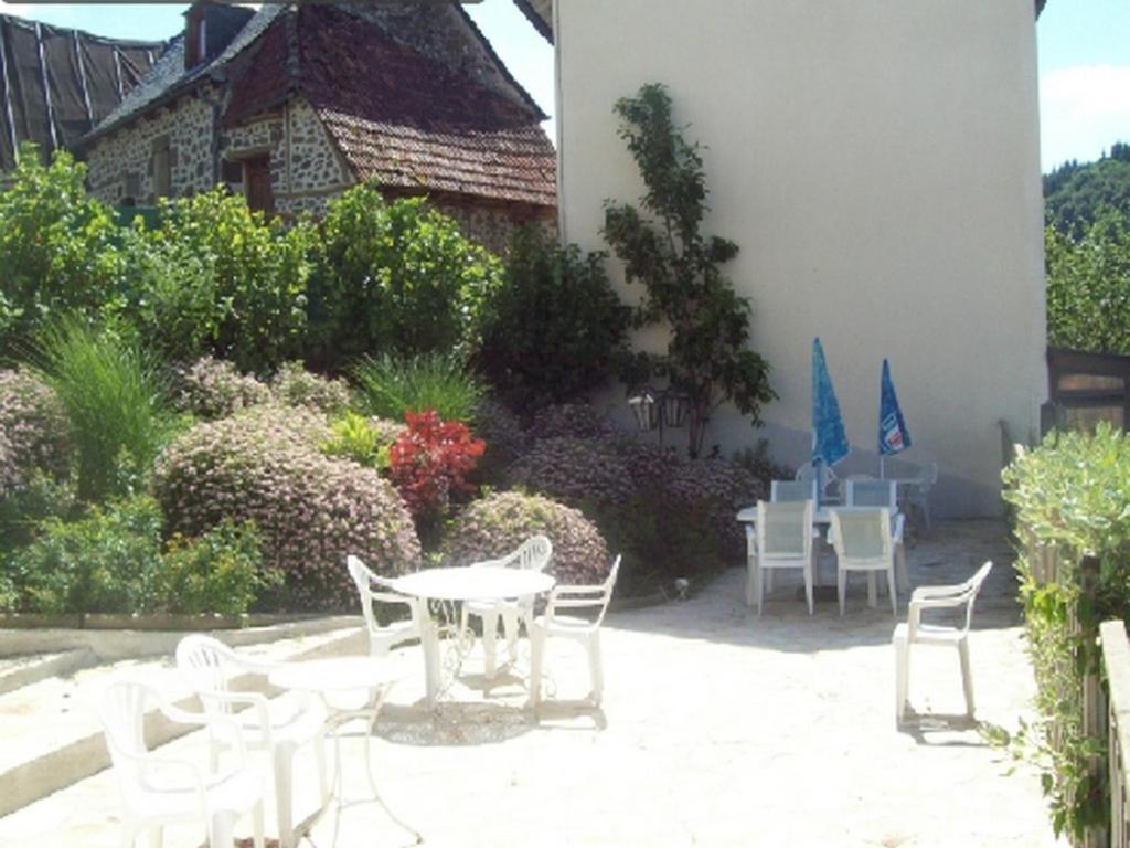 Logis Hotel Les Tilleuls Saint-Cirgues-de-Jordanne Екстериор снимка