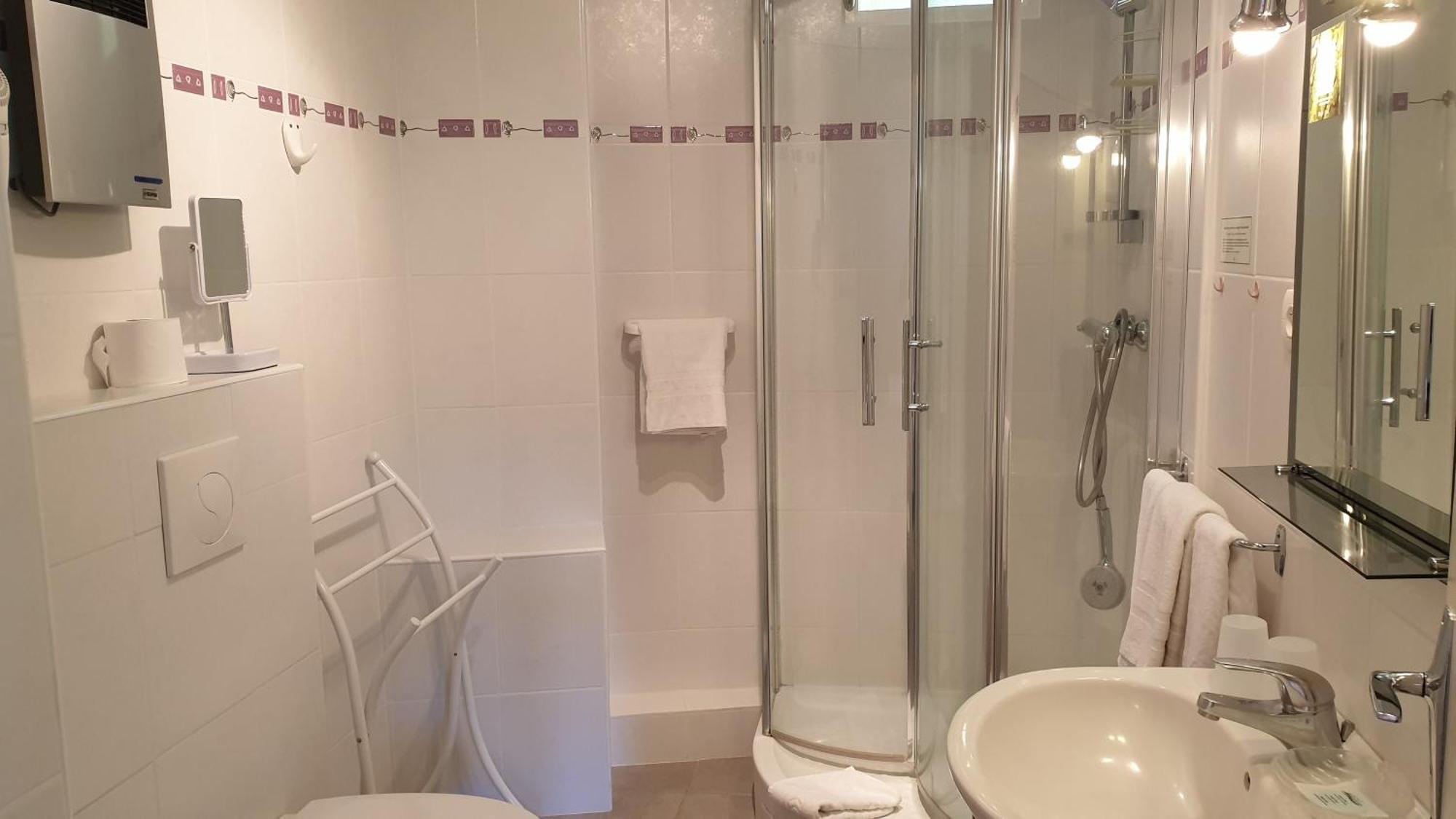 Logis Hotel Les Tilleuls Saint-Cirgues-de-Jordanne Екстериор снимка